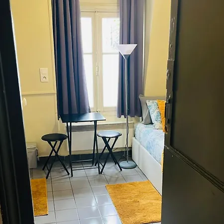 Charmante De Bonne A Montorgueil * París